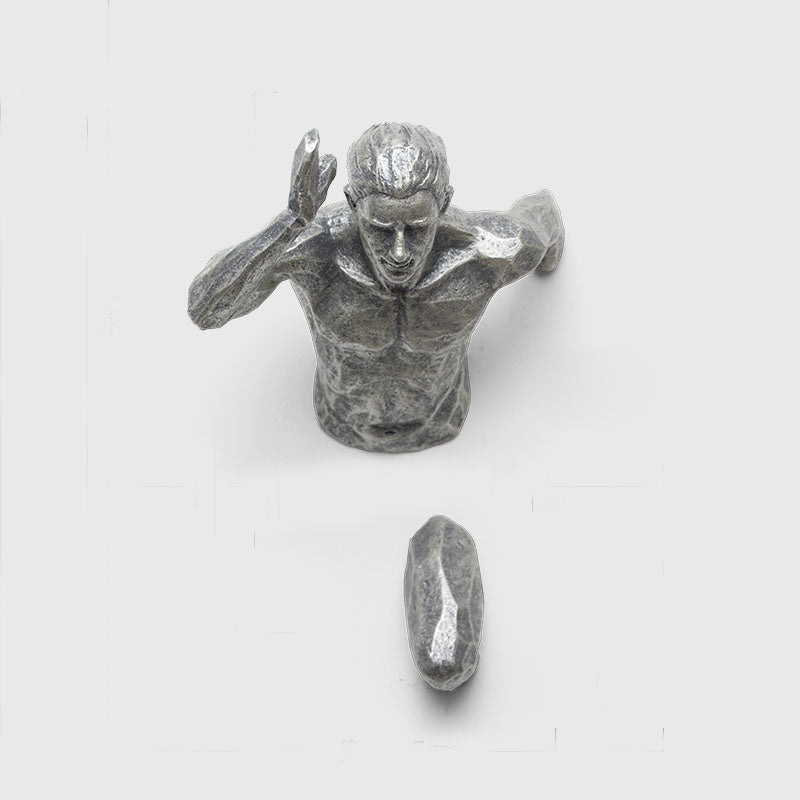 Marmigo Figur Wall Hanging in living room | Silver Handle